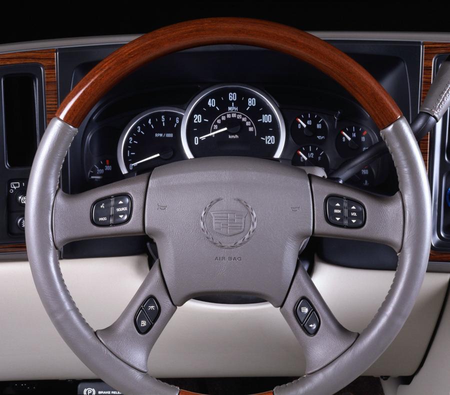  Cadillac Escalade ESV Platinum Edition 2004 года  (фото 10 из 18)